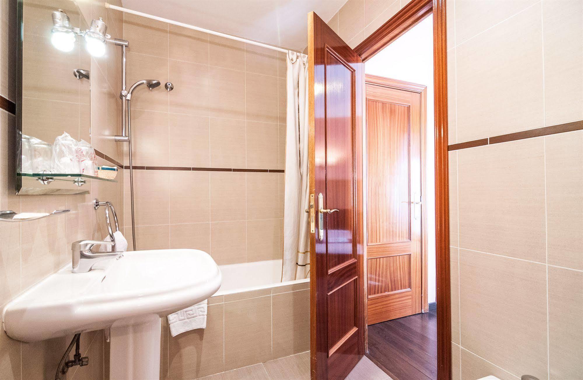 Hostal Gallardo Madrid Exterior photo