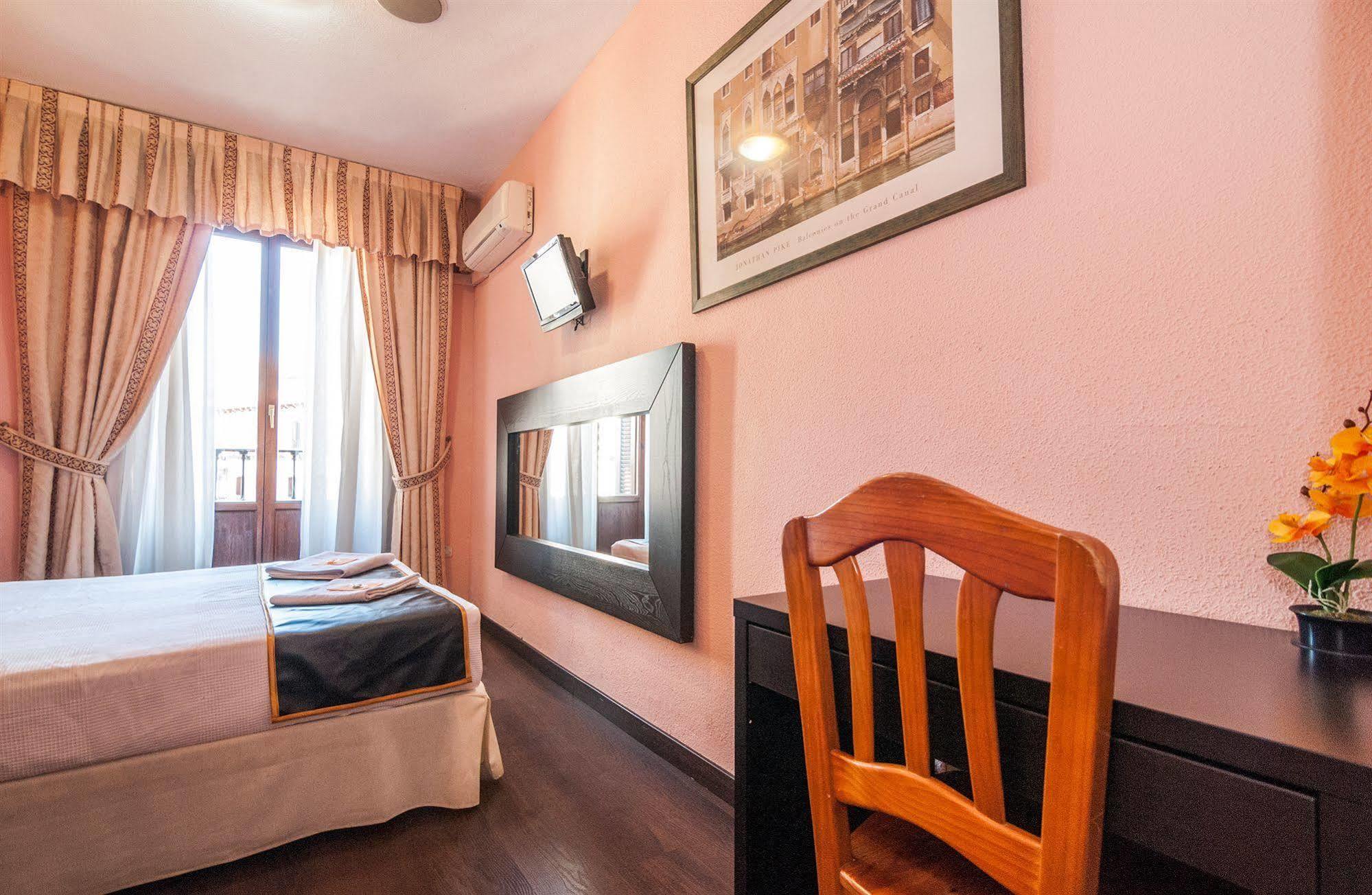 Hostal Gallardo Madrid Exterior photo