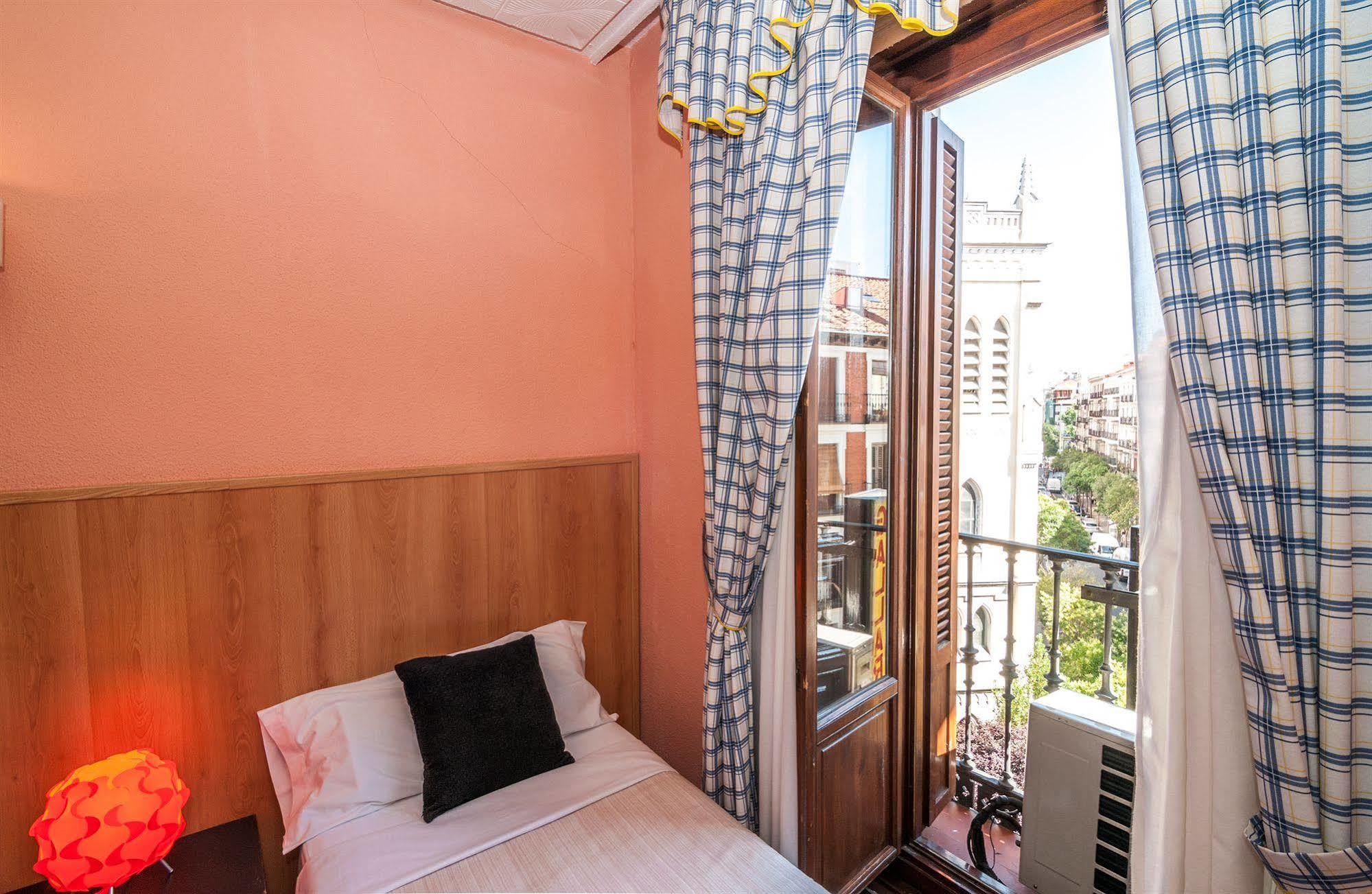 Hostal Gallardo Madrid Exterior photo