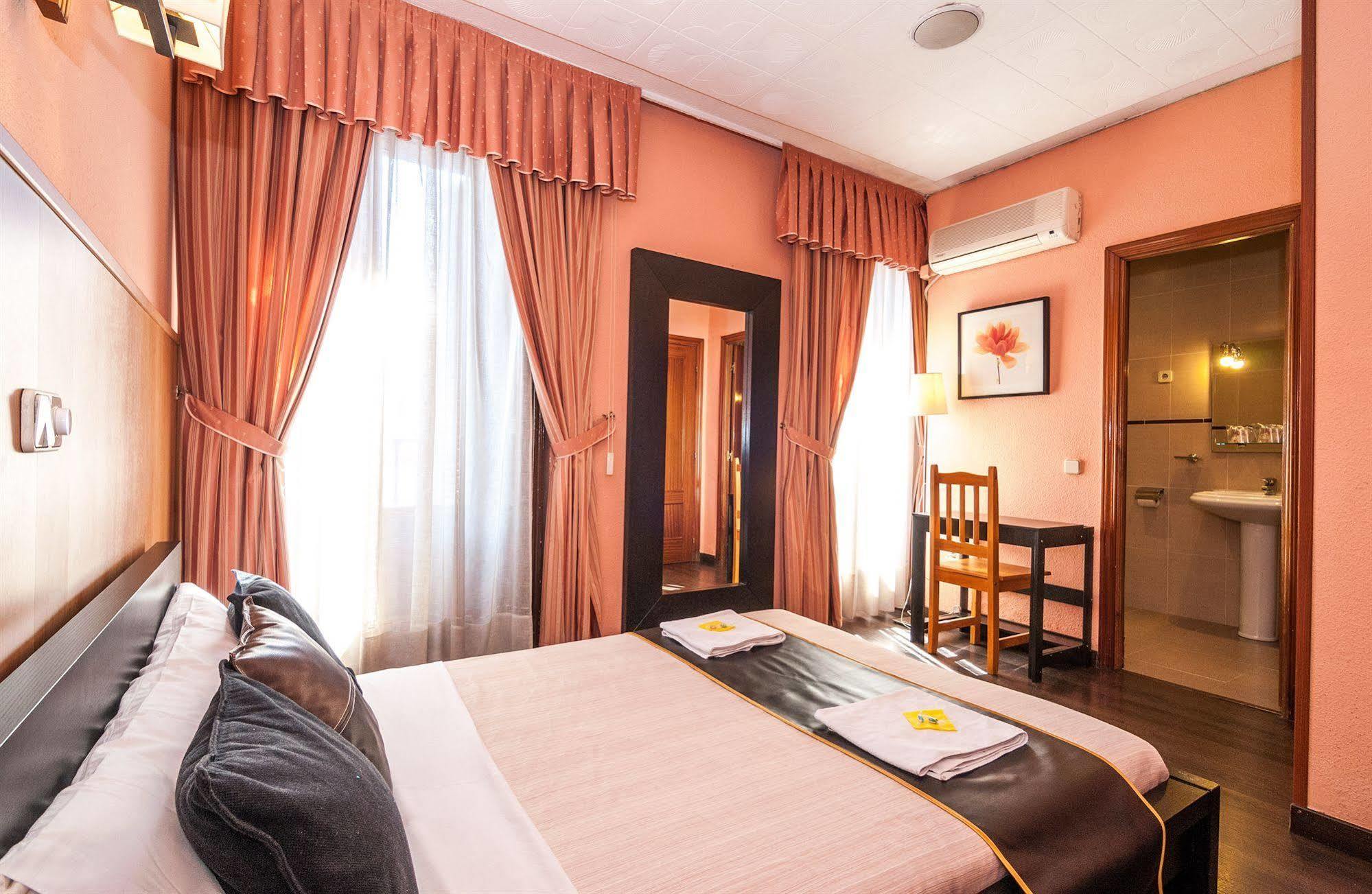 Hostal Gallardo Madrid Exterior photo